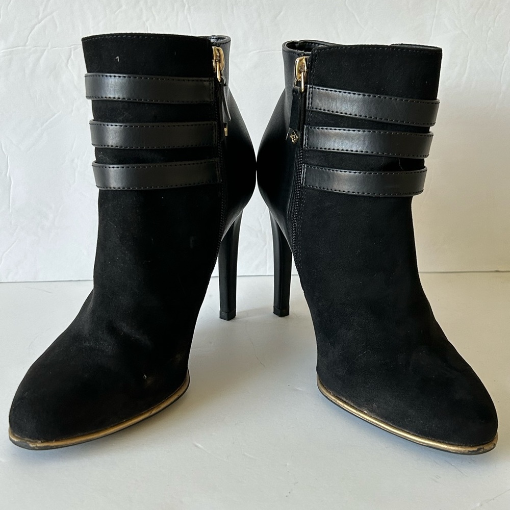 Preowned Sam &Libby ankle boots 7 1/2
Black 
Zippered